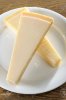 17478518-Deux-tranches-de-fromage-parmesan-dans-une-assiette-blanche-Banque-d'images.jpg