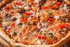 78113751-cuisine-traditionnelle-italienne-délicieuse-pizza-maison-fraîche-avec-tomate-jambon-p...jpg