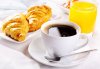 16726209-petit-déjeuner-avec-une-tasse-de-café-croissants-et-jus-d-orange.jpg
